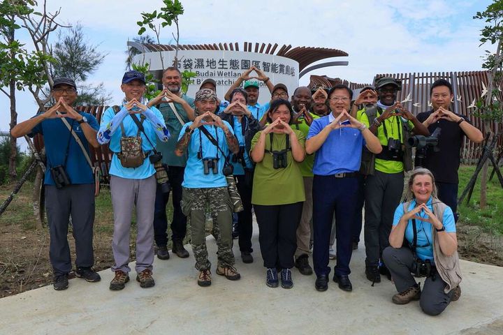 ▲2025第一屆「世界賞鳥博覽會」的活動嘉賓於嘉義布袋濕地生態園區合影。　圖：雲嘉南管理處／提供