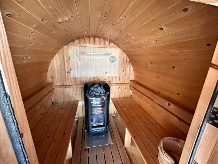 ▲冰面上的木桶三溫暖可以消除一天的疲勞。　圖：WILLER／提供