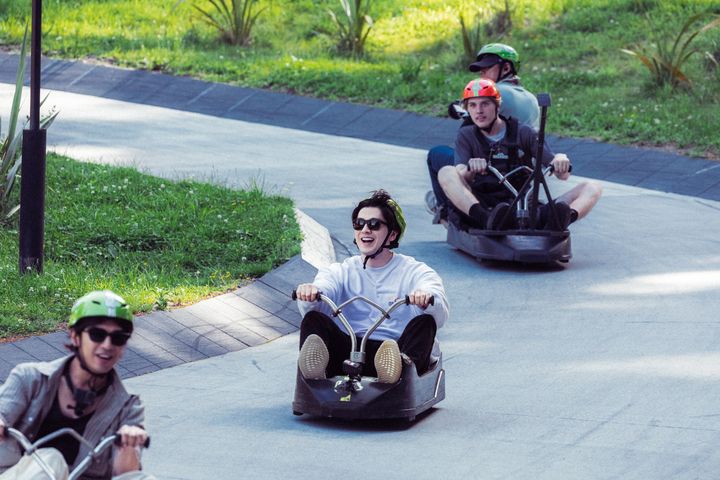 ▲陳柏霖(前)、新田真劍佑(中)在斜坡滑車上飆車。　圖：出去一下／提供