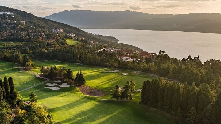 ▲令人驚豔的山景球場沿著自然山勢蜿蜒而下，起伏地形帶給球友考驗與樂趣。　圖：昆明春城湖畔高爾夫渡假村／提供
