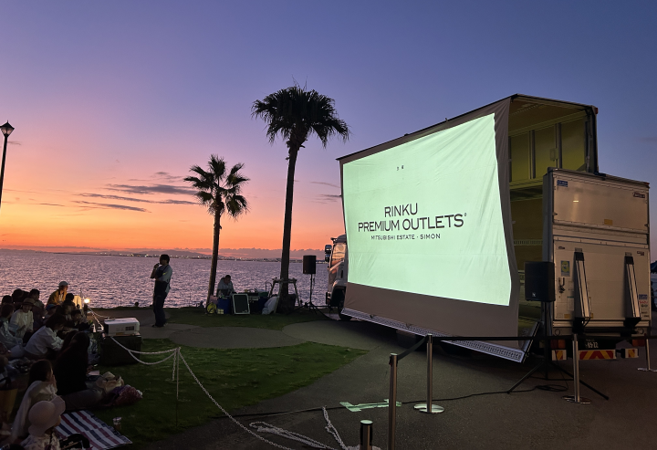 ▲夕陽西下時刻觀賞浪漫的海濱電影。　圖：向日遊／提供