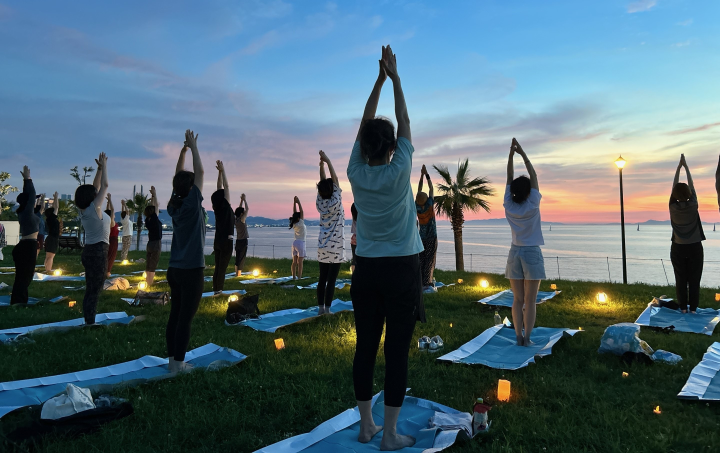 ▲海濱瑜珈分為上午和傍晚場，傍晚時刻可以邊看日落。　圖：向日遊／提供