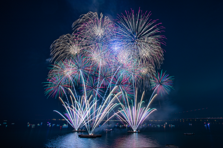 ▲在一望無際的海平面觀賞壯麗的煙火秀。　圖：向日遊／提供