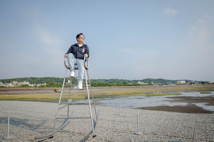 ▲謝佑承的作品《裁判椅Umpire's Chair》於香山濕地賞蟹步道展出。　圖：新竹市產業發展處／提供