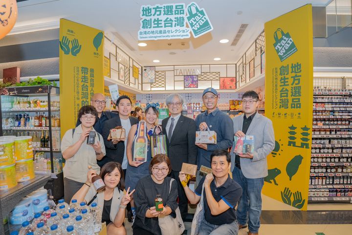 ▲國家發展委員會副主任委員彭立沛（後排右3）與地方團隊代表合照。　圖：國家發展委員會／提供