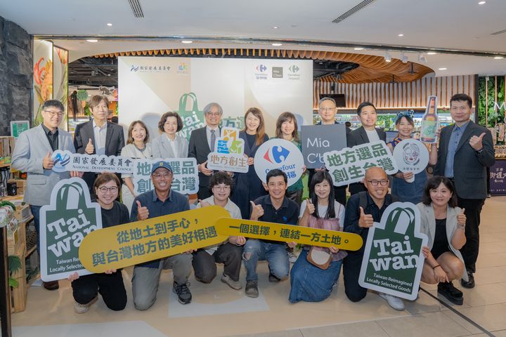 ▲國家發展委員會副主任委員彭立沛（後排左5）、家樂福永續長暨基金會執行長蘇小真（後排左6）、台北101總經理朱麗文（後排左4）及營運長方君之（後排左3）及地方團隊代表。　圖：國家發展委員會／提供