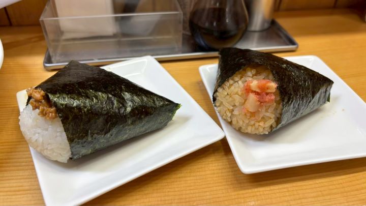 ▲明太子起司醬油飯糰與雞肉鹽味飯糰。　記者-黃千珮／攝影