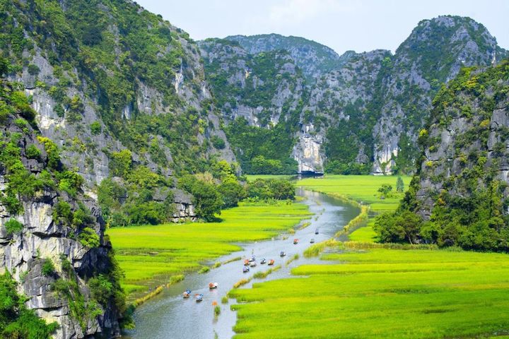 ▲越南北部寧平「陸龍灣」以石灰岩群峰與水鄉景緻聞名，被譽為人間仙境。　圖：越捷航空／提供