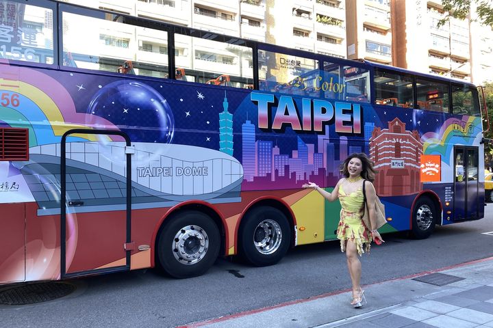 ▲「2025 Color Taipei」彩虹觀光巴士，每趟均由變裝皇后帶領導覽（圖為變裝皇后薔薇）。　圖：臺北市政府觀光傳播局／提供