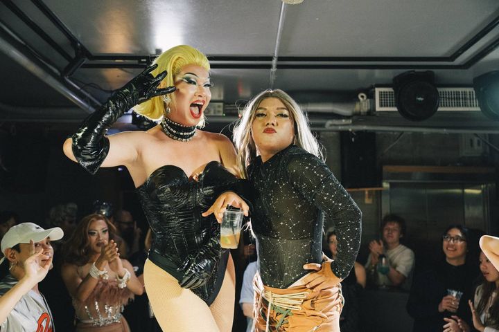 ▲彩虹觀巴遊程10/09場次結合變裝皇后選秀節目「皇后更衣室」決賽，參與民眾直呼現場氣氛超 high。　圖：臺北市政府觀光傳播局／提供