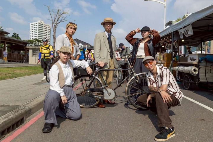 邀請遊客與家人、三五好友來場復古 dress code 大比拚。　圖：高雄市政府觀光局／提供