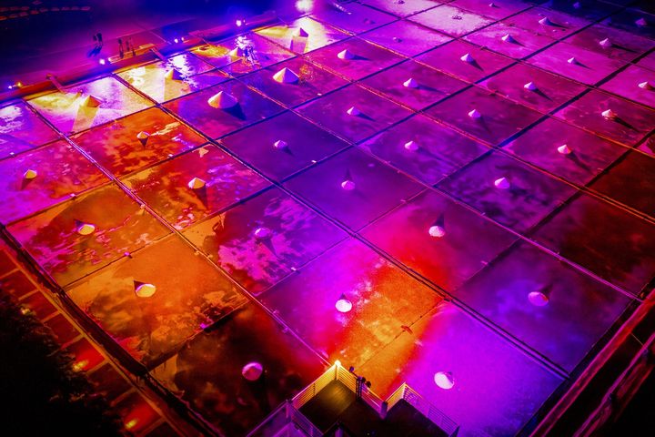 ▲井仔腳瓦盤鹽田已逾200年歷史，透過光影律動，結合聲音與投影設計，讓歷史場域重新獲得新生命。　圖：雲嘉南濱海國家風景區管理處／提供