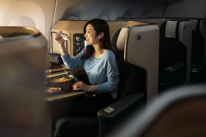 ▲凡於國泰航空官網輸入優惠編號「CXPEYMIX」，再享加價升等商務艙及貴賓室禮遇。　圖：國泰航空／提供