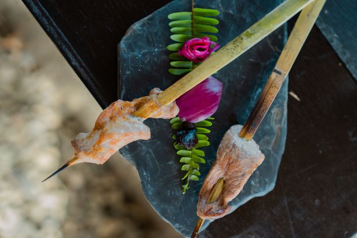 ▲品嚐美味煙燻野味（窯燒鳳梨烤豬肉串）。　圖：花東縱谷國家風景區管理處／提供