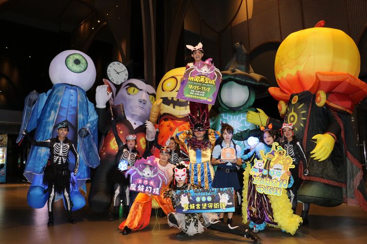 ▲夜光踩街定目劇「魔蛛古堡守衛隊」提前現身快閃青埔「置地廣場 桃園」。　圖：桃園市政府／提供
