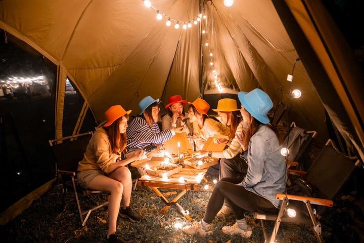 ▲現場有20頂豪華露營帳篷，其中6頂開放民眾預約包廂體驗。　圖：高雄市政府觀光局／提供