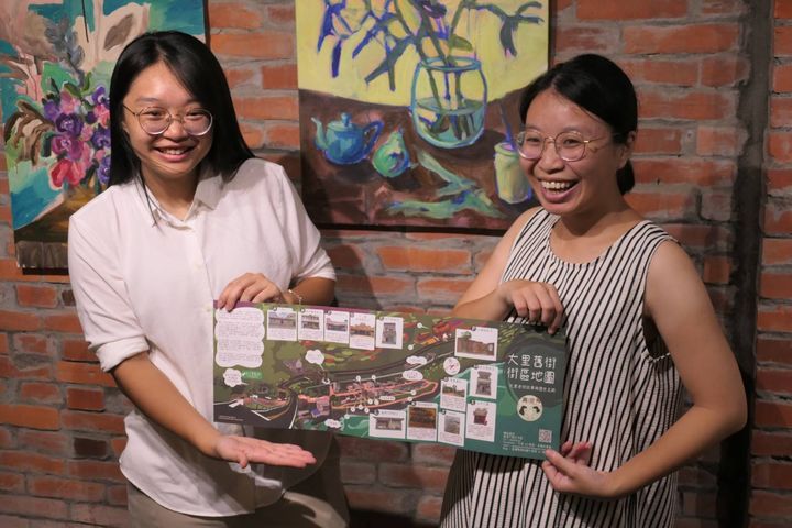 ▲劉玟婷和楊文甄推出大里老街走讀地圖。　圖：東北角及宜蘭海岸國家風景區管理處／提供