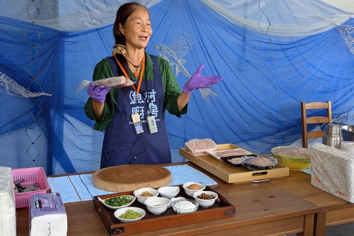 ▲梗枋漁鐵驛站林淑貞教學如何製作鬼頭刀魚丸。　圖：東北角及宜蘭海岸國家風景區管理處／提供