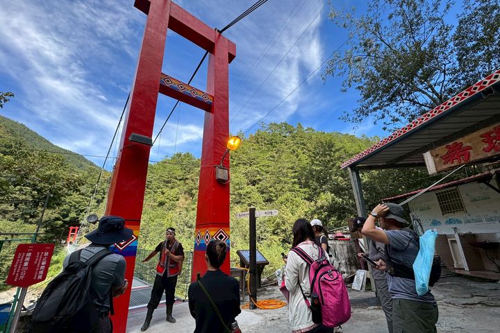 嚮導解說四季蘭溪吊橋。　圖：臺中市政府觀光旅遊局／提供
