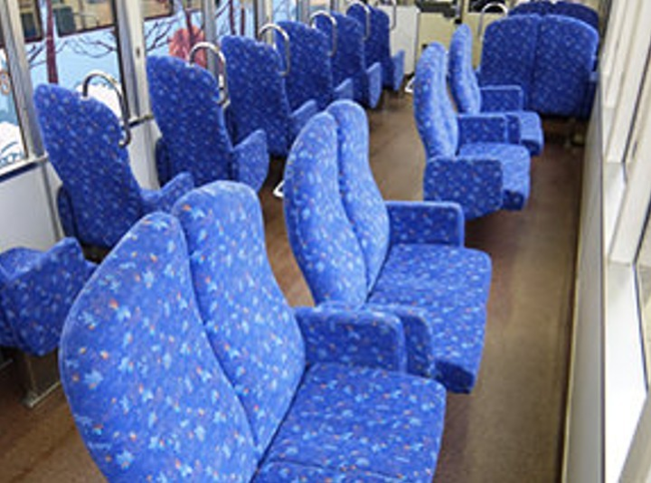 ▲展望列車「Kirara」設有面朝窗外的座位。 圖:叡山電鐵/提供