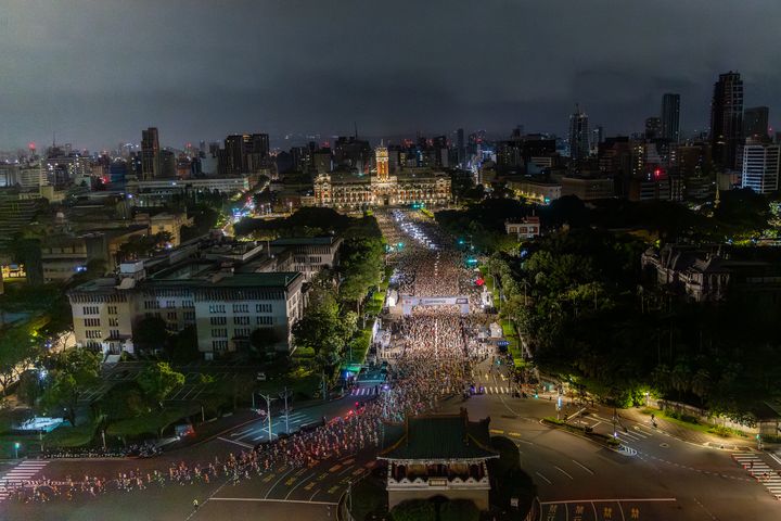 ▲數萬名參加賽事的跑者,一起用雙腳感受台北的美好風景。 圖:長榮航空/提供