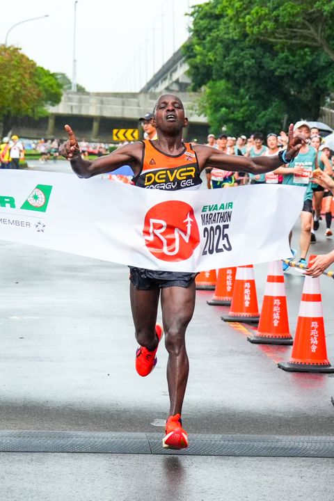 ▲全程馬拉松男子組冠軍由來自肯亞的Joseph Mwangi Ngare以2小時18分鐘12秒奪得。 圖:長榮航空/提供