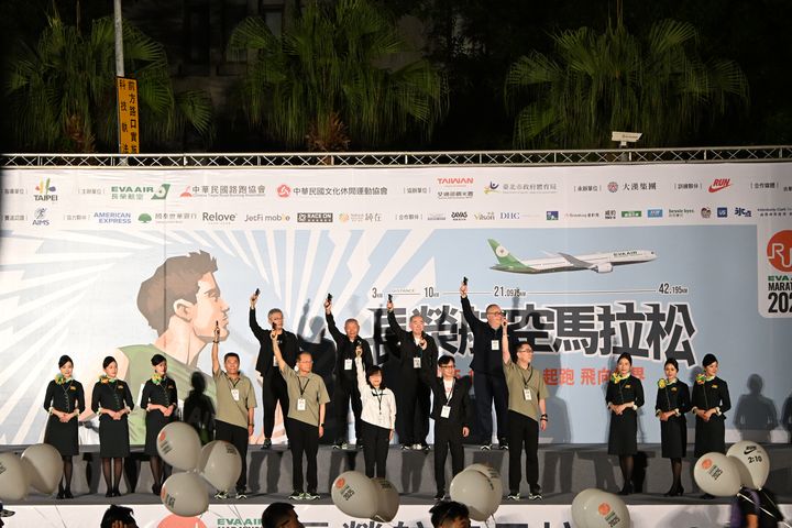 ▲在長榮航空總經理孫嘉明、台北市副市長林奕華、交通部觀光署國際組組長黃易成、臺北市政府體育局局長游竹萍、美國休士頓旅遊局局長Jorge Franz等多位嘉賓共同鳴槍，為賽事揭開序幕。　記者-王政／攝