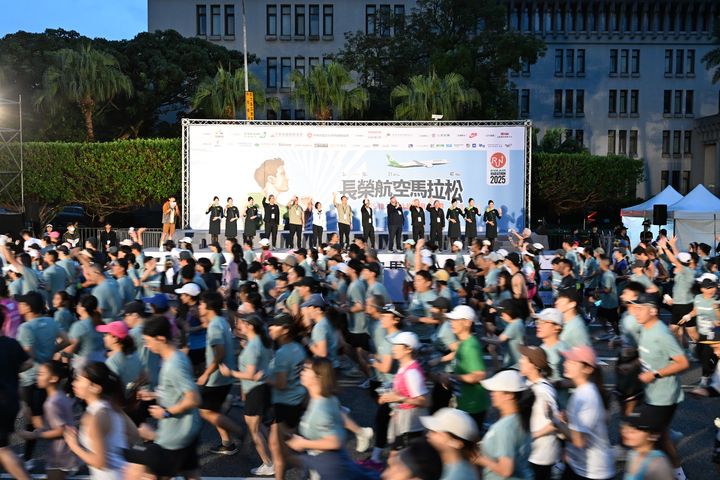 2025長榮航空馬拉松於10／26在總統府前盛大開跑，今年吸引52個國家、共計24,000名海、內外跑者集聚。　記者-王政／攝 