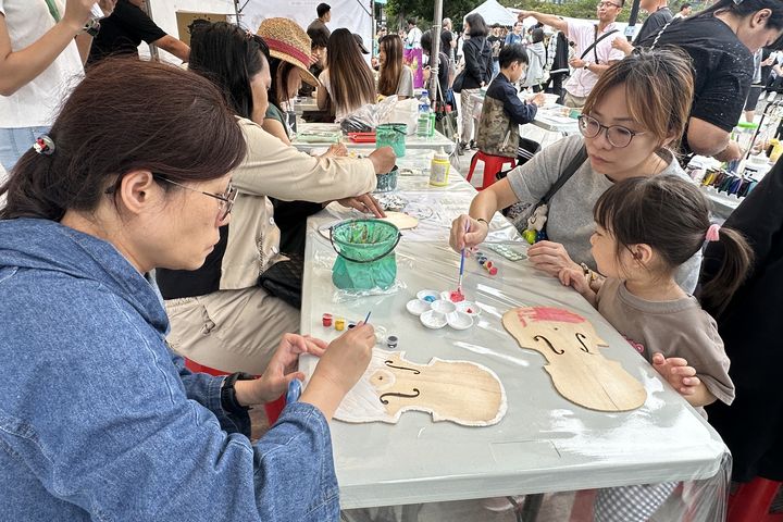 ▲市集現場設有「南波灣.隨手作」邀請民眾親手製作專屬的紀念小物。 圖:西拉雅國家風景區管理處/提供