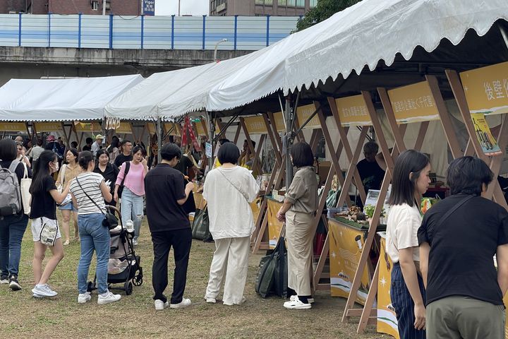 ▲「南波灣 Number WAN」市集現場串聯南部及離島五大觀光圈共75家特色品牌業者。　圖：西拉雅國家風景區管理處／提供