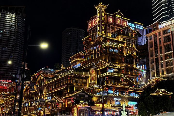 ▲重慶洪崖洞是結合民俗文化、餐飲美食、觀光拍照的超人氣景點。 記者-謝旻蒨/攝