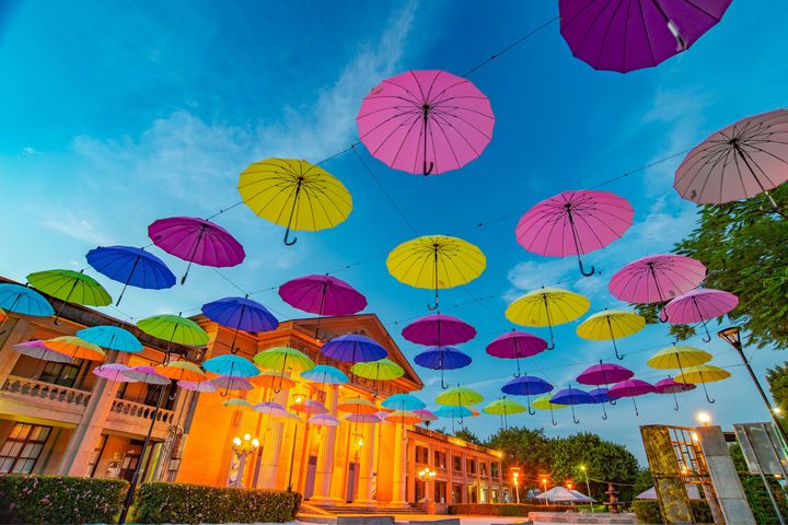 「板橋435藝文特區」環繞綠地與噴泉，搭配繽紛傘景與藝術展，是全家共享探索樂趣的絕佳去處！　圖：新北市政府觀光旅遊局／提供