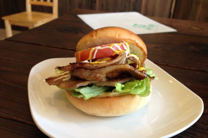 ▲以對馬名物「醬燒豬肉（とんちゃん）」製成的「對馬醬燒豬肉漢堡」。　圖：（一社）長崎縣觀光聯盟／提供