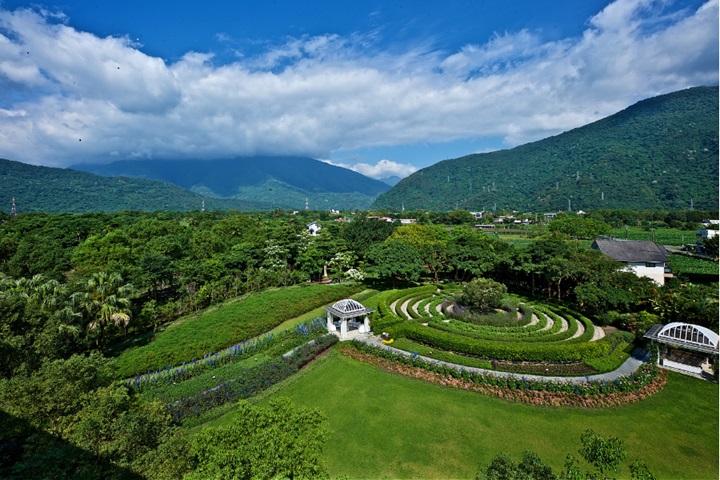 ▲花蓮秧悦美地香草迷宮花園,漫步在香草小徑,放鬆身心、嗅聞芬芳。蜿蜒綠意中,尋找屬於你的療癒時光。 圖:花蓮秧悦美地度假酒店/提供