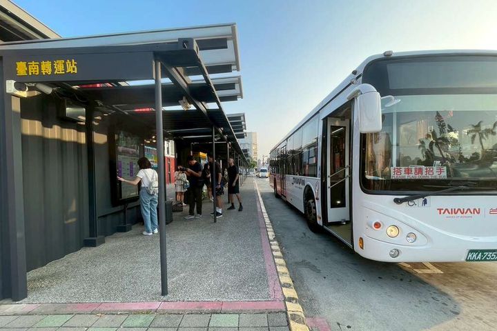 「98府城台江線」台南轉運站發車。　圖：臺南市政府／提供