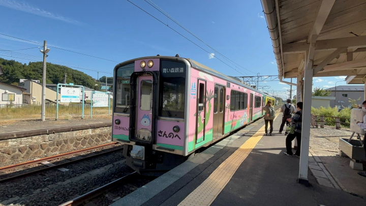 ▲以三戶町插畫家角色為主題的「11隻貓之城彩繪列車」。　圖：向日遊／提供