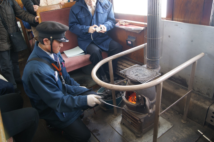 ▲暖爐列車內部的煤炭暖爐。　圖：向日遊／提供