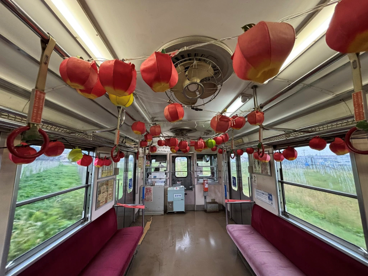 ▲大鰐線蘋果睡魔列車內部的燈籠裝飾。　圖：向日遊／提供