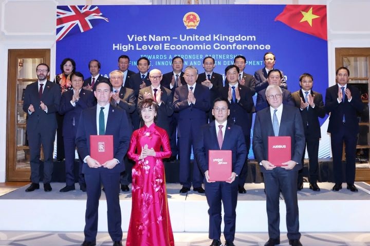 ▲越南總書記蘇林(中)在「越南—英國高層經濟會議」上見證越捷航空與空中巴士及勞斯萊斯的採購協議交換儀式。 圖:越捷航空/提供