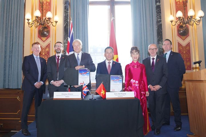 越捷航空執行長丁越方（中右）與空中巴士商用飛機事業部執行長 Christian Scherer（中左）於英國外交、聯邦及發展事務部簽署購買100架 A321neo 客機的合約。　圖：越捷航空／提供