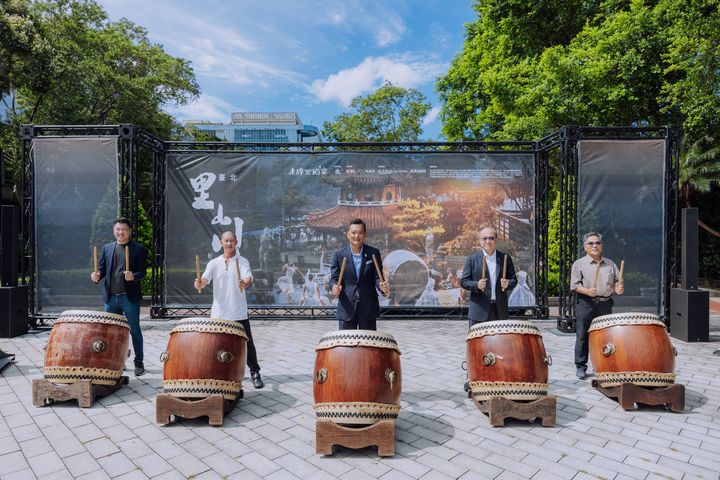 ▲（左起）台北市議會王閔生議員、優人神鼓藝術總監黃誌群、台北市政府副秘書長俞振華、台北指南宮主任委員高超文、台北市政府文化局副局長劉得堅。　圖：台北里山川公共藝術計畫／提供