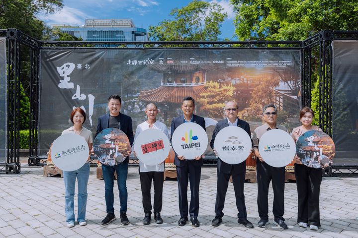 （左起）台北市政府觀光傳播局副局長蕭君杰、台北市議會王閔生議員、優人神鼓藝術總監黃誌群、台北市政府副秘書長俞振華、台北指南宮主任委員高超文、台北市政府文化局副局長劉得堅、台北市政府產業發展局副局長吳欣珮。　圖：台北里山川公共藝術計畫／提供