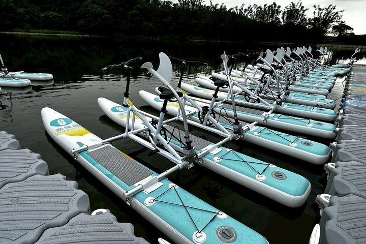▲明德水庫碼頭海棠島水域，水上自行車體驗。　圖：水漾月明度假文旅／提供