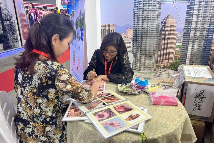 ▲馬來西亞海娜（Henna）藝術家 Surin Kaur 女士現場手彩繪示範。　圖：馬來西亞觀光局／提供