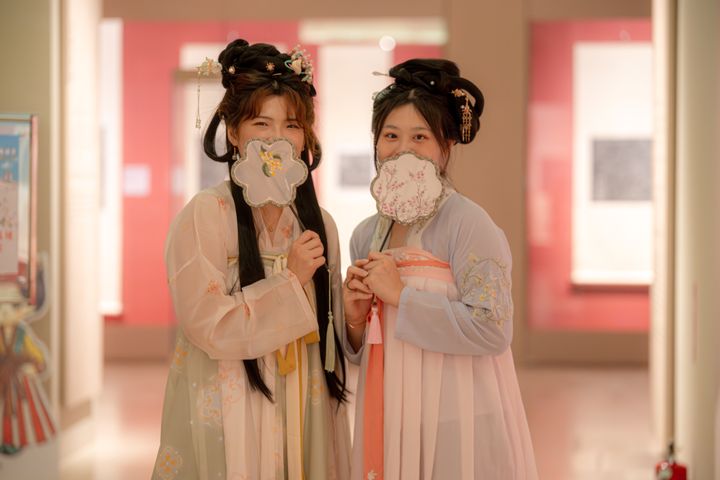 活動期間，凡穿著特色服飾或配件，皆可免費入館。　圖：中台世界博物館／提供 