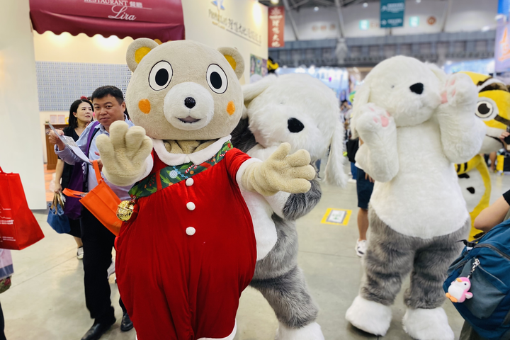 ▲新北觀旅局吉祥物「小客」不定時現身旅展，每日14:00還有集結國內外超人氣吉祥物大遊行。（圖為2024資料照）。　圖：新北市政府觀光旅遊局／提供