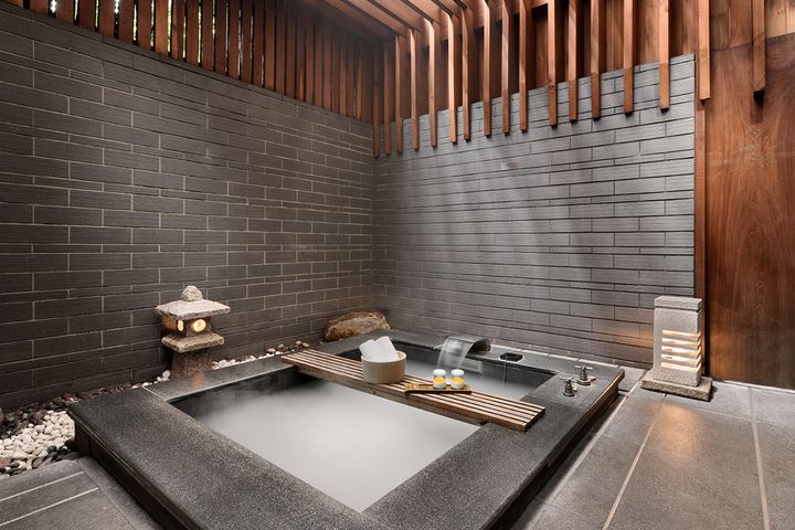 高人氣的雙人獨立湯屋，推出「獨立湯屋套票」每套3張售價6,600元，享受90分鐘不被打擾的幽靜與自在，獨享白磺泉的滋潤與寵愛。　圖：北投麗禧溫泉酒店／提供