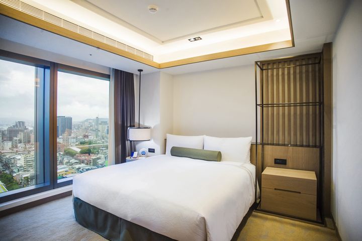 ▲凱達大飯店「全民普發好享度假」住房專案，豪華套房享買一送一，家庭三、四人房買一送二，平日入住價格只要10,000元起。　圖：臺北市政府觀光傳播局／提供