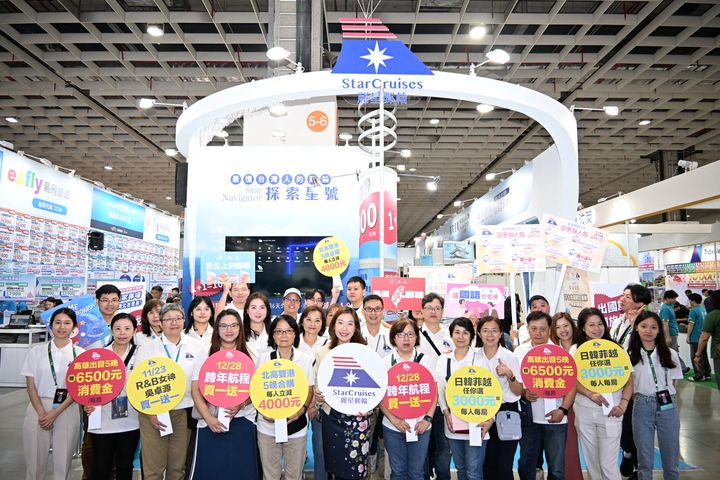 ▲麗星郵輪團隊與銷售聯盟夥伴，旅展期間歡迎民眾逛展搶購熱門航程。　記者-張偉浩／攝