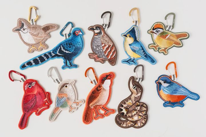 ▲以手機感應就能閱讀臺灣特有種鳥類生態故事的刺繡吊牌。　圖：農業部農村發展及水土保持署／提供